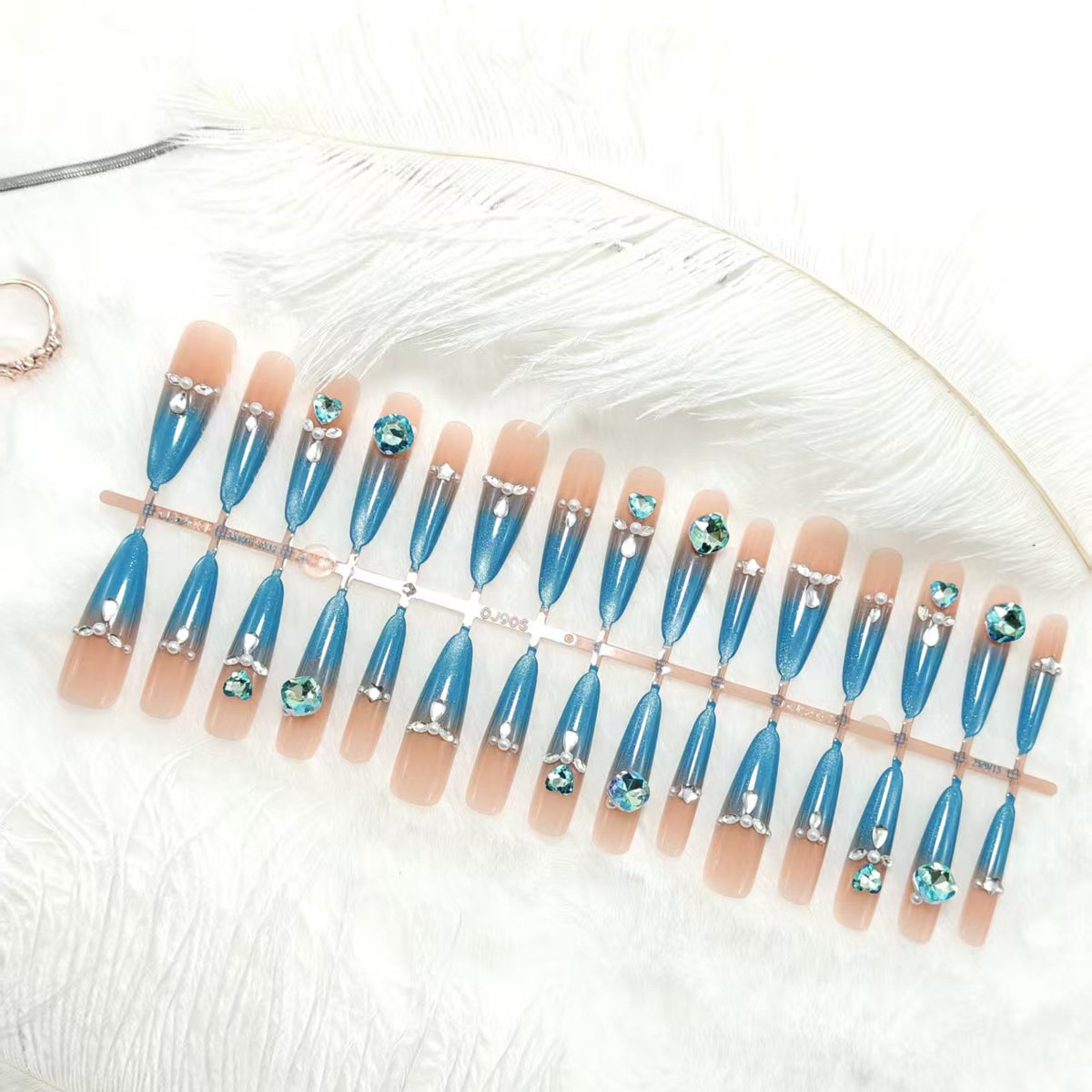 Artificial nails with elegant glitter and stone details Acalora