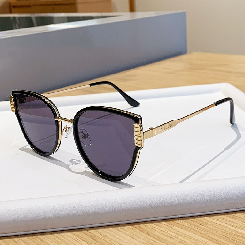Women's Cat-Eye Sunglasses with Elegant Accentuated Lenses Bowlift