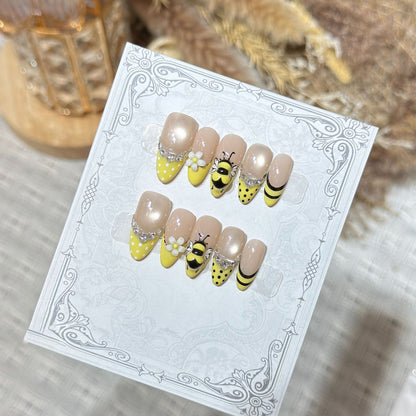 Artistic Bee-Themed Press-On Nail Set Acalora