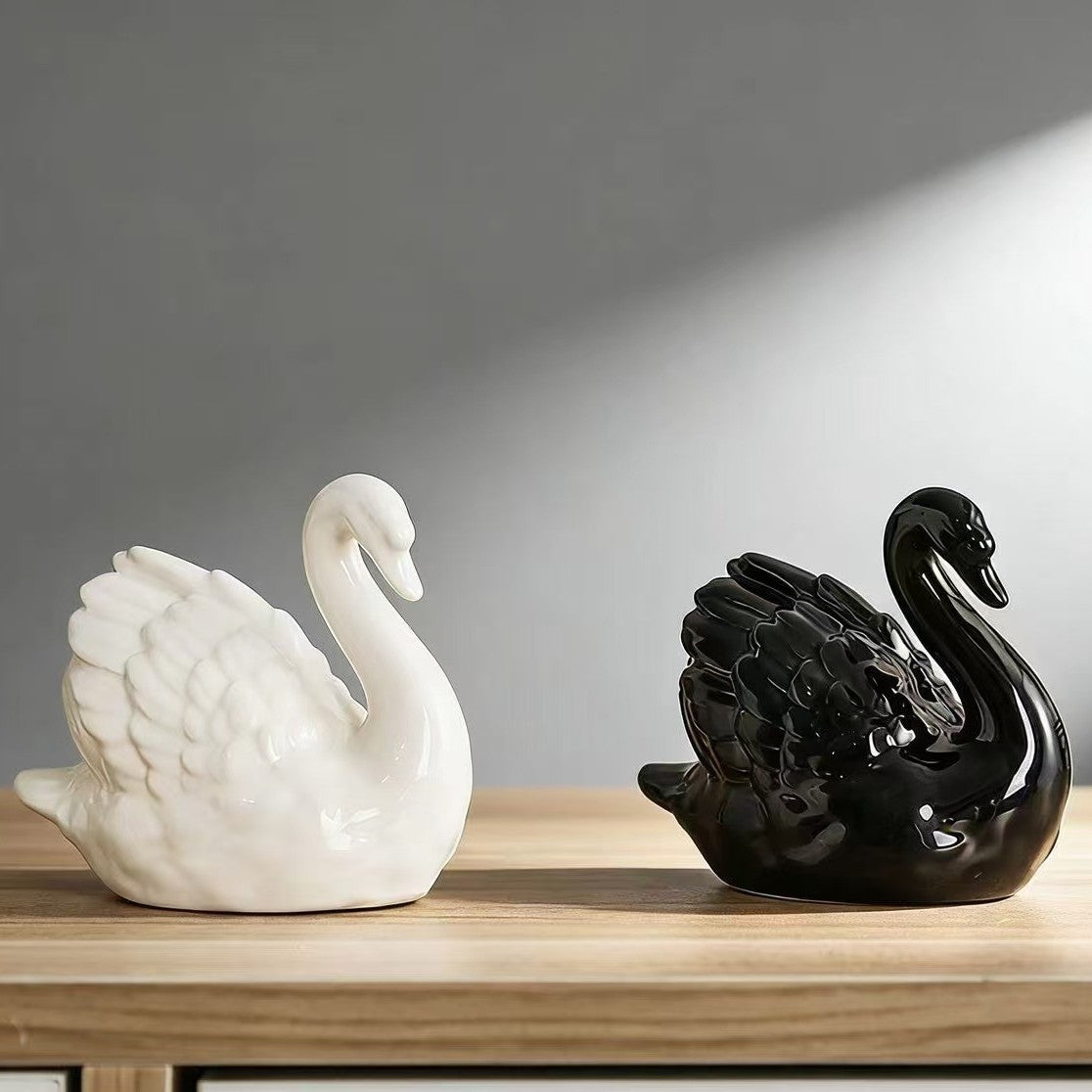 Elegant ceramic swan figure Acalora