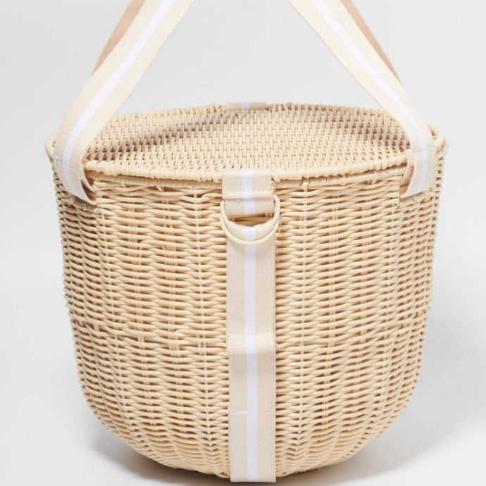 Women's picnic basket with integrated dinnerware set and practical insulation elements Karnz