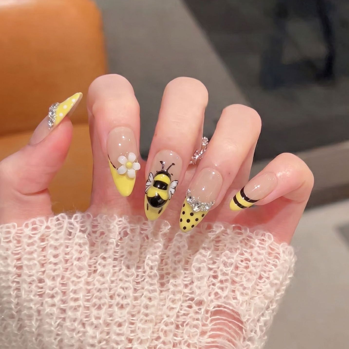 Artistic Bee-Themed Press-On Nail Set Acalora