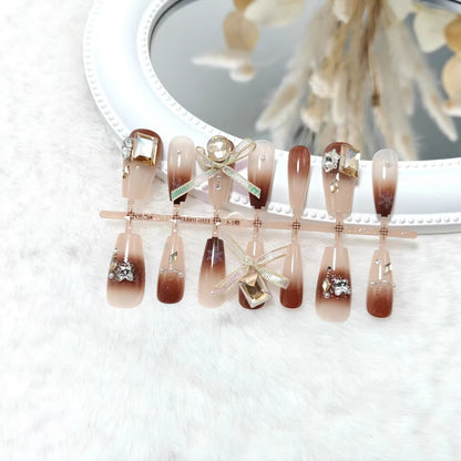 Artificial nails with luxurious design and elegant decorations Acalora