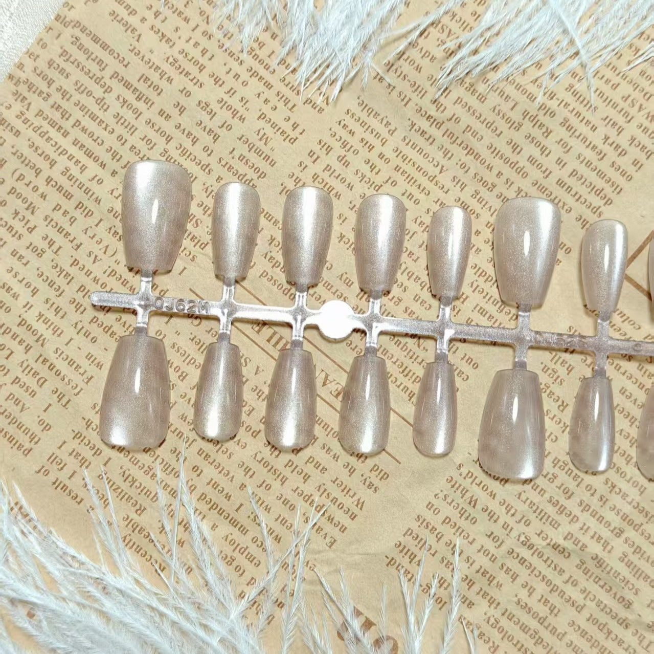 Artificial nails in elegant nude glitter design Acalora