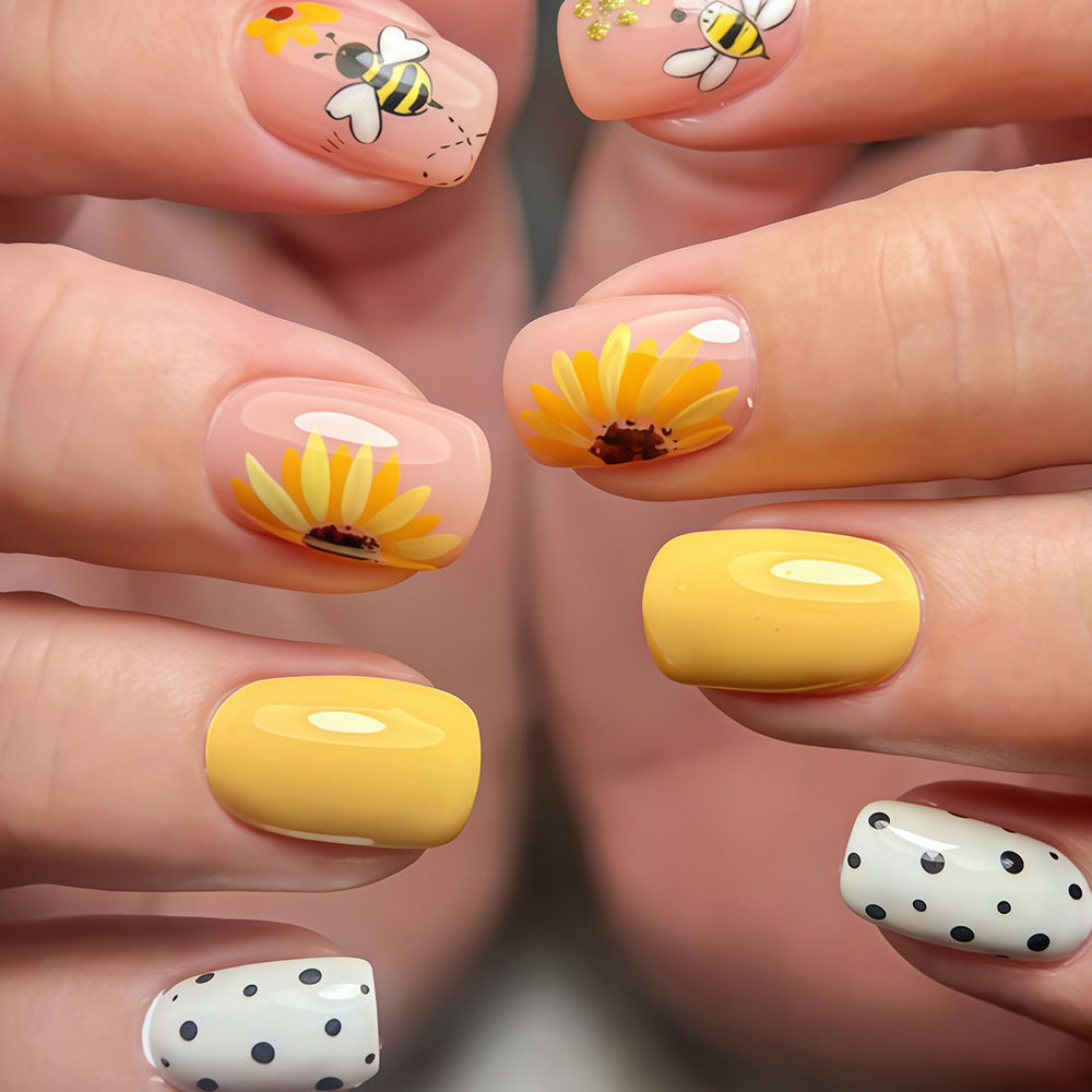 Seasonal Themed Press-On Nail Art Set Acalora