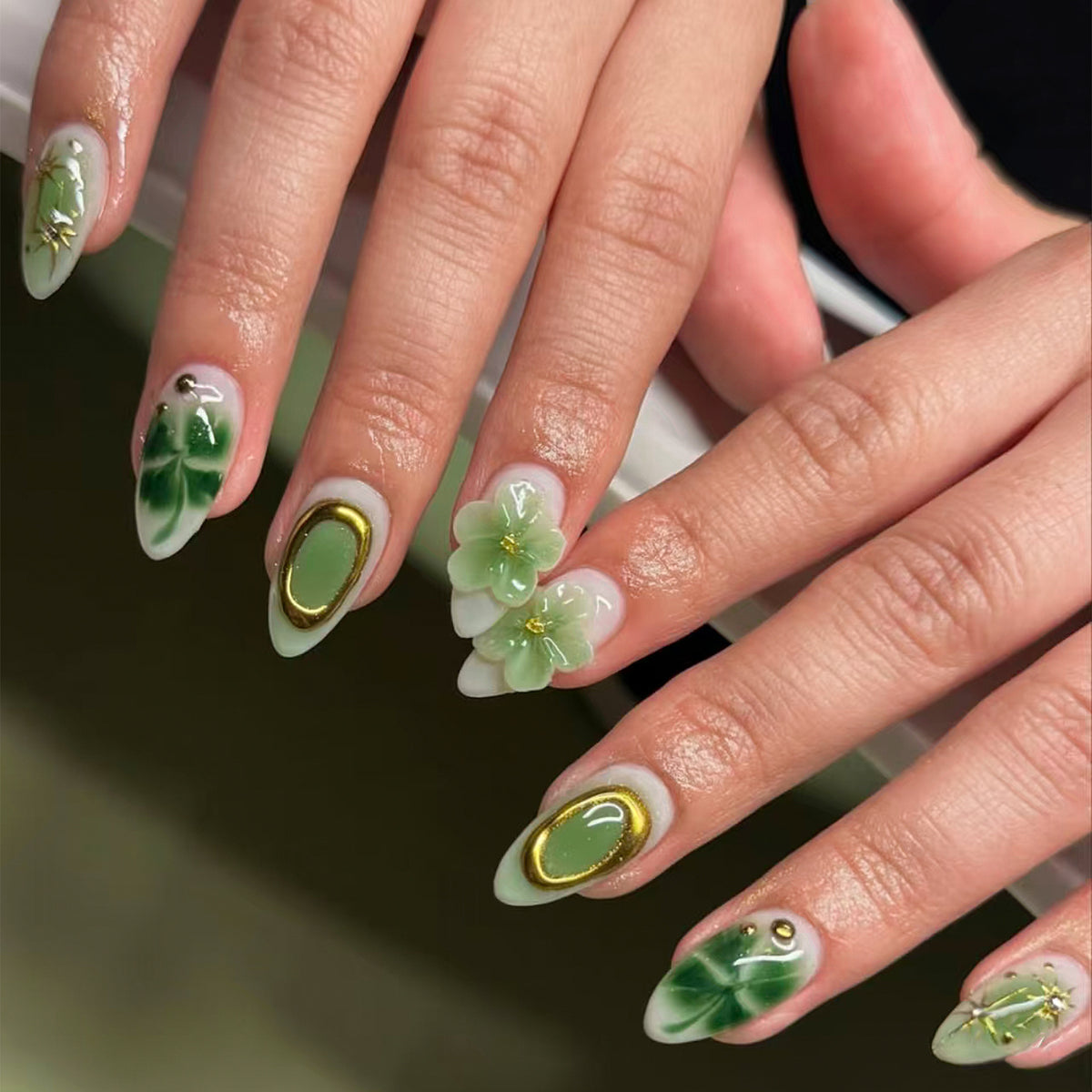 Artificial nail set with elegant rose and gold embellishments Acalora