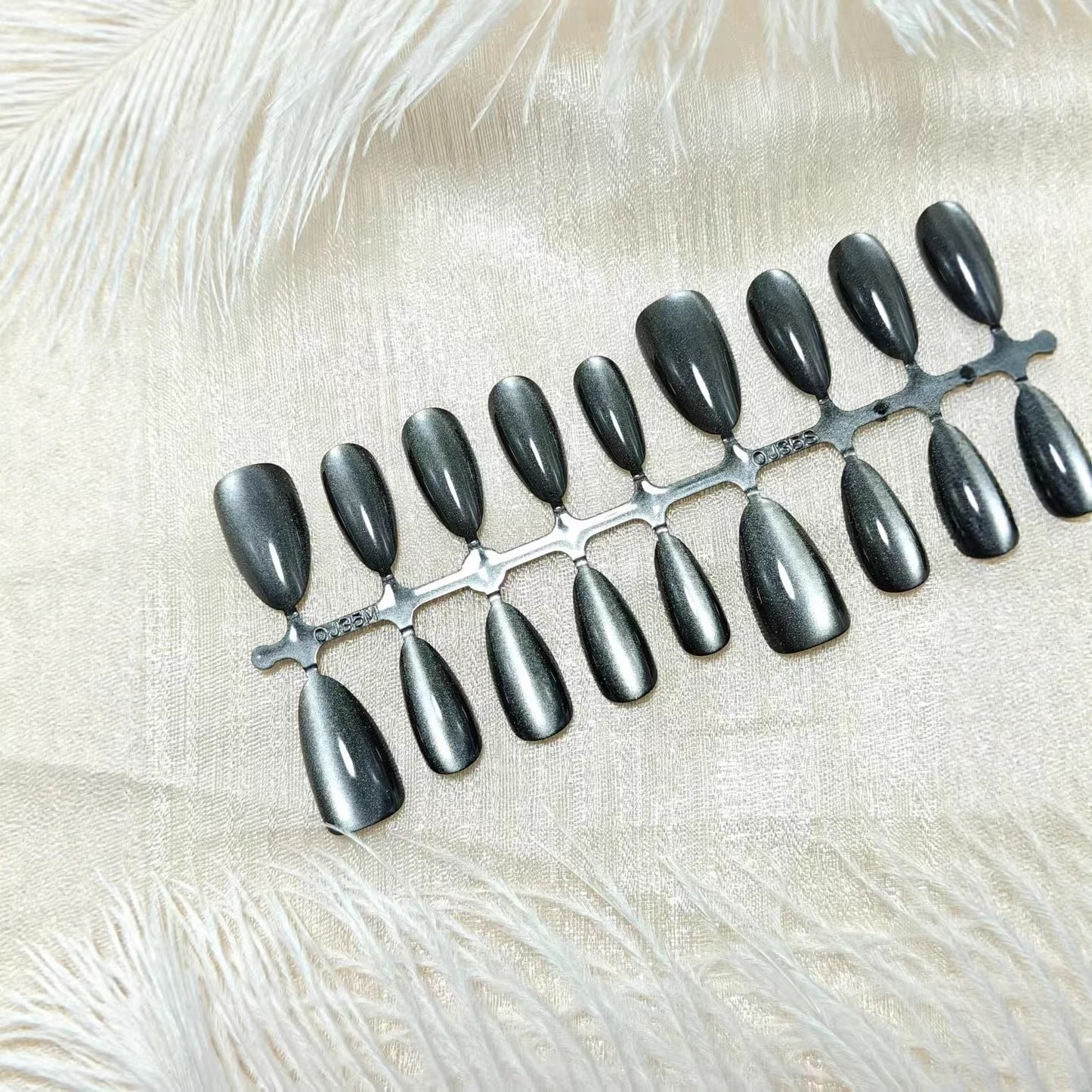 Artificial nails in elegant Cat-Eye design Acalora