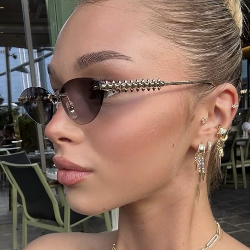 Women's sunglasses in a modern, geometric design with a stylish metal frame and UV protection Karnz