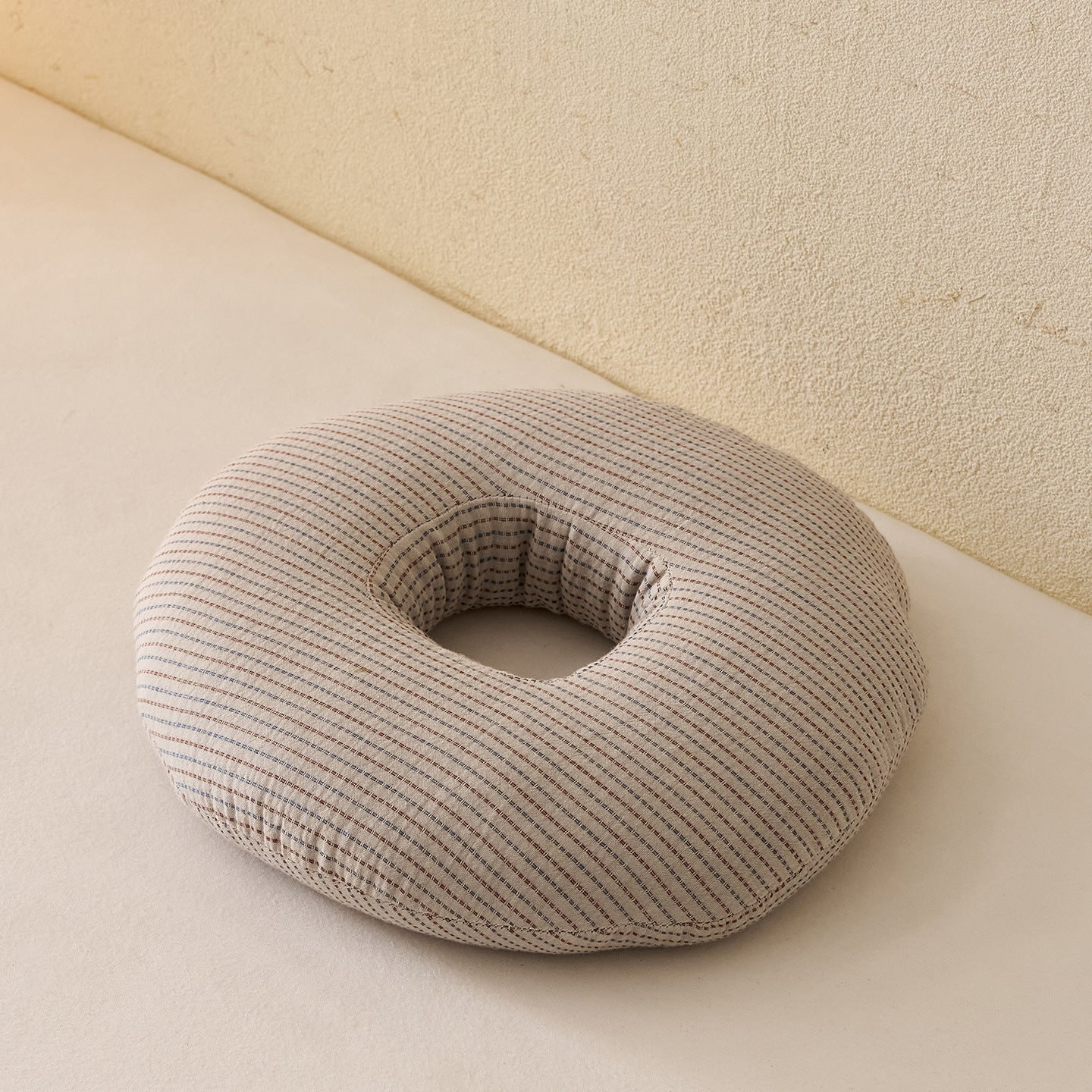 Comfortable donut pillow with ergonomic design Bowlift