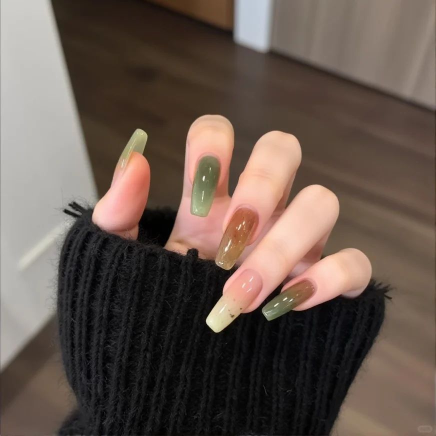 Artificial nails in modern ombre design Acalora