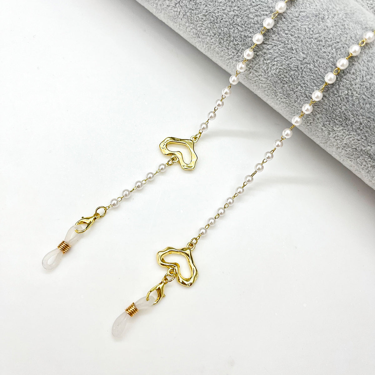 Heart-Shaped Beaded Eyewear Chain Acalora