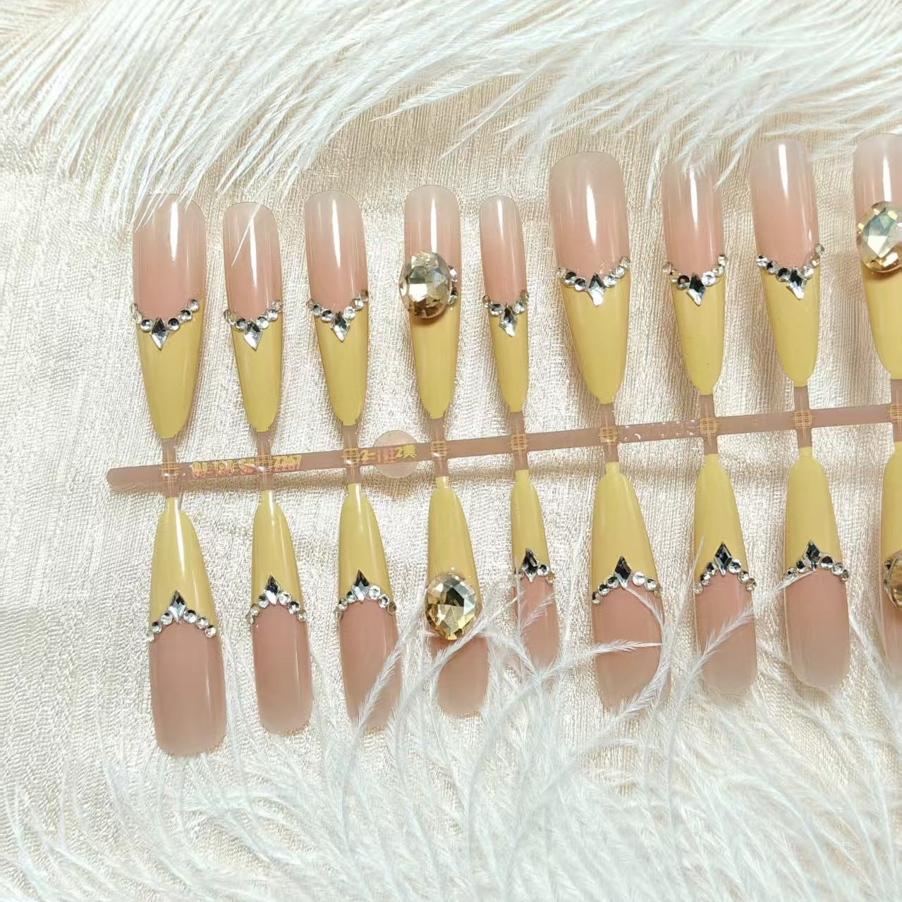 Artificial nails with elegant 3D applications and glitter Acalora