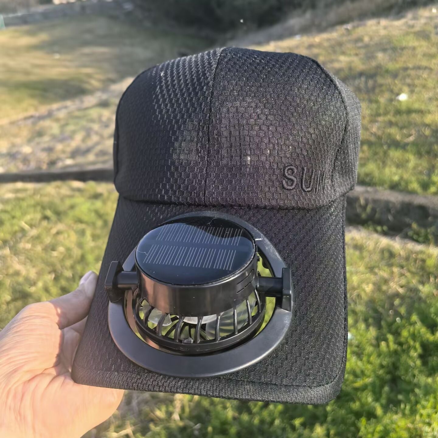 Ventilated baseball cap with detachable rechargeable fan Bowlift