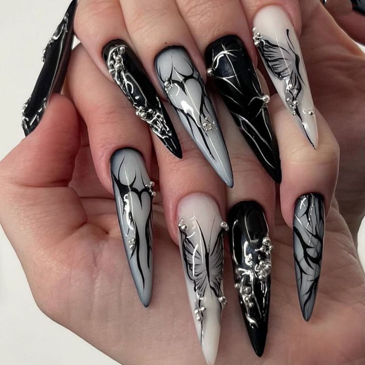 Artificial nail set with elegant geometric designs and creative metallic accents Acalora