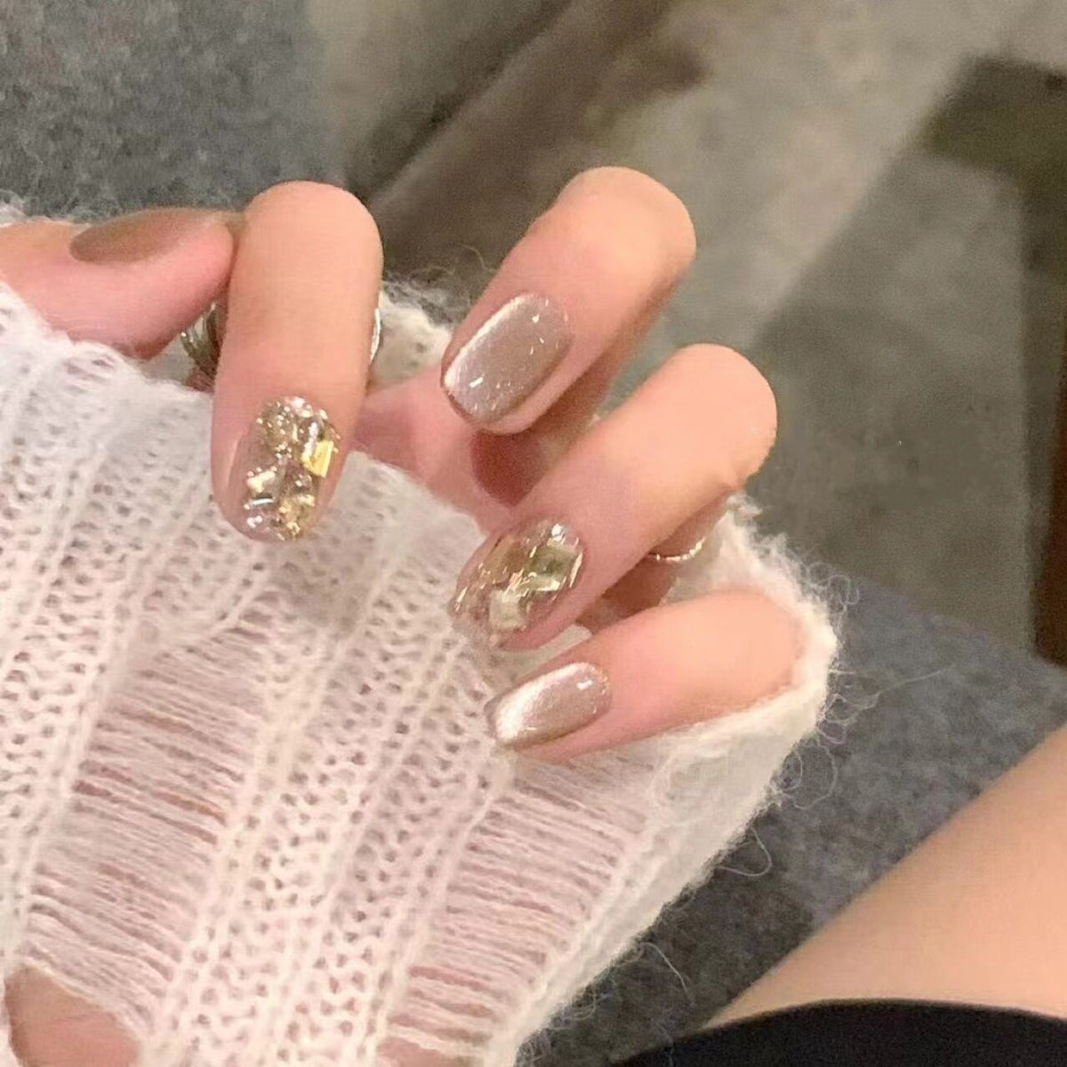 Artificial nail set with elegant glitter pattern and golden accents Acalora