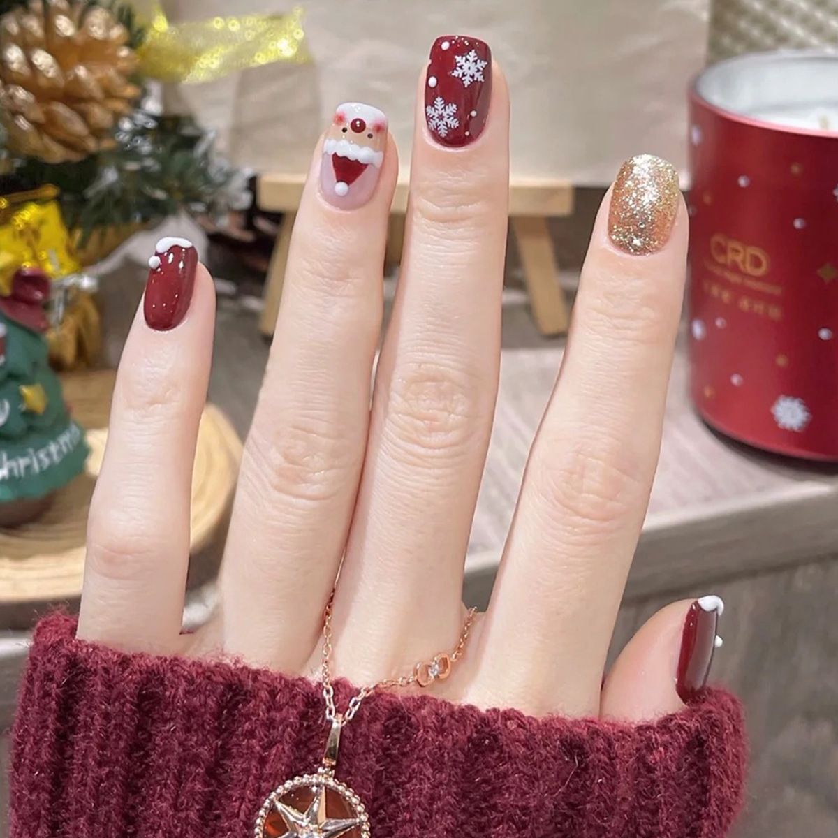 Decorative Press-On Nail Art Set with Elegant Floral and Shimmer Design Acalora