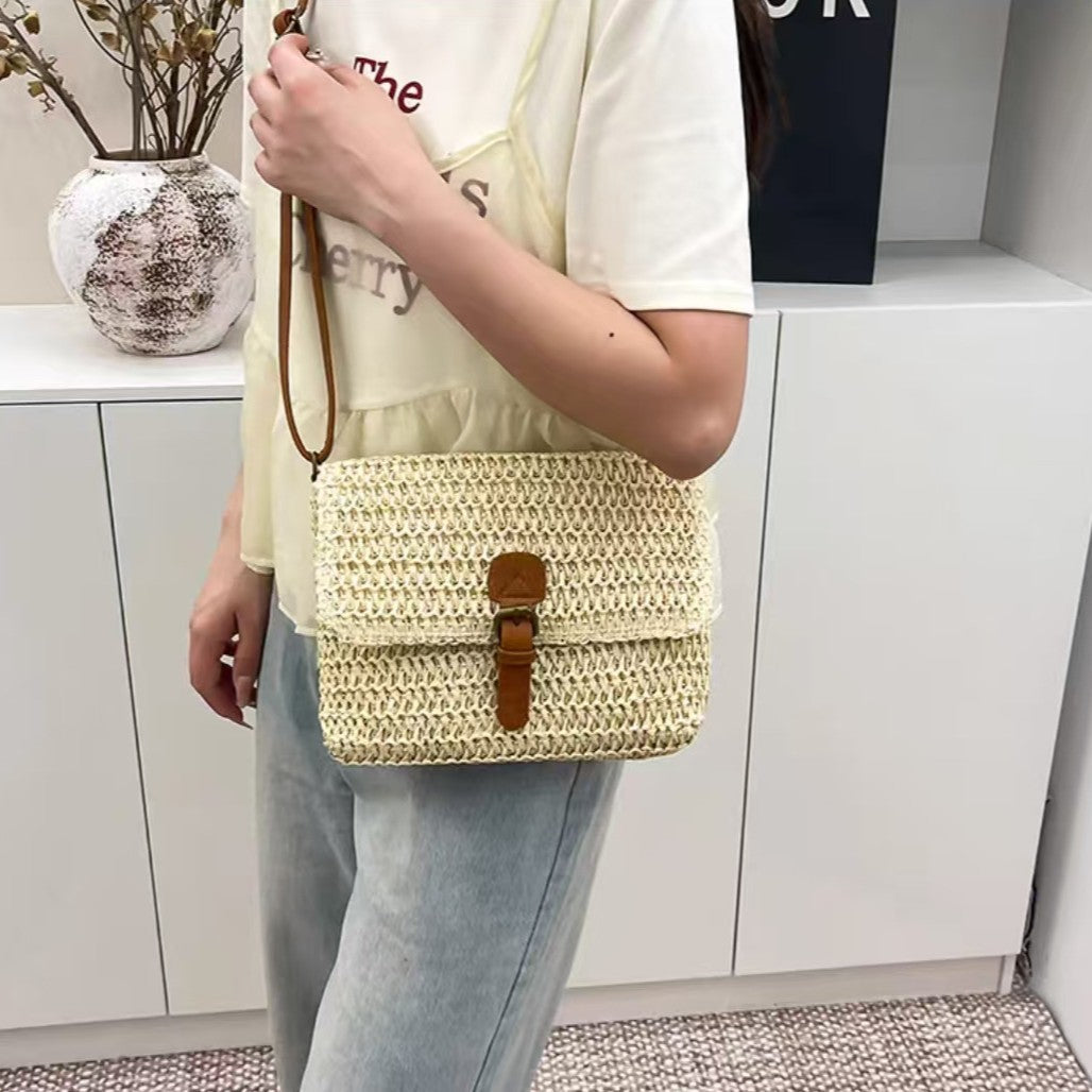 Handbag made of woven natural material with leather accents Bowlift