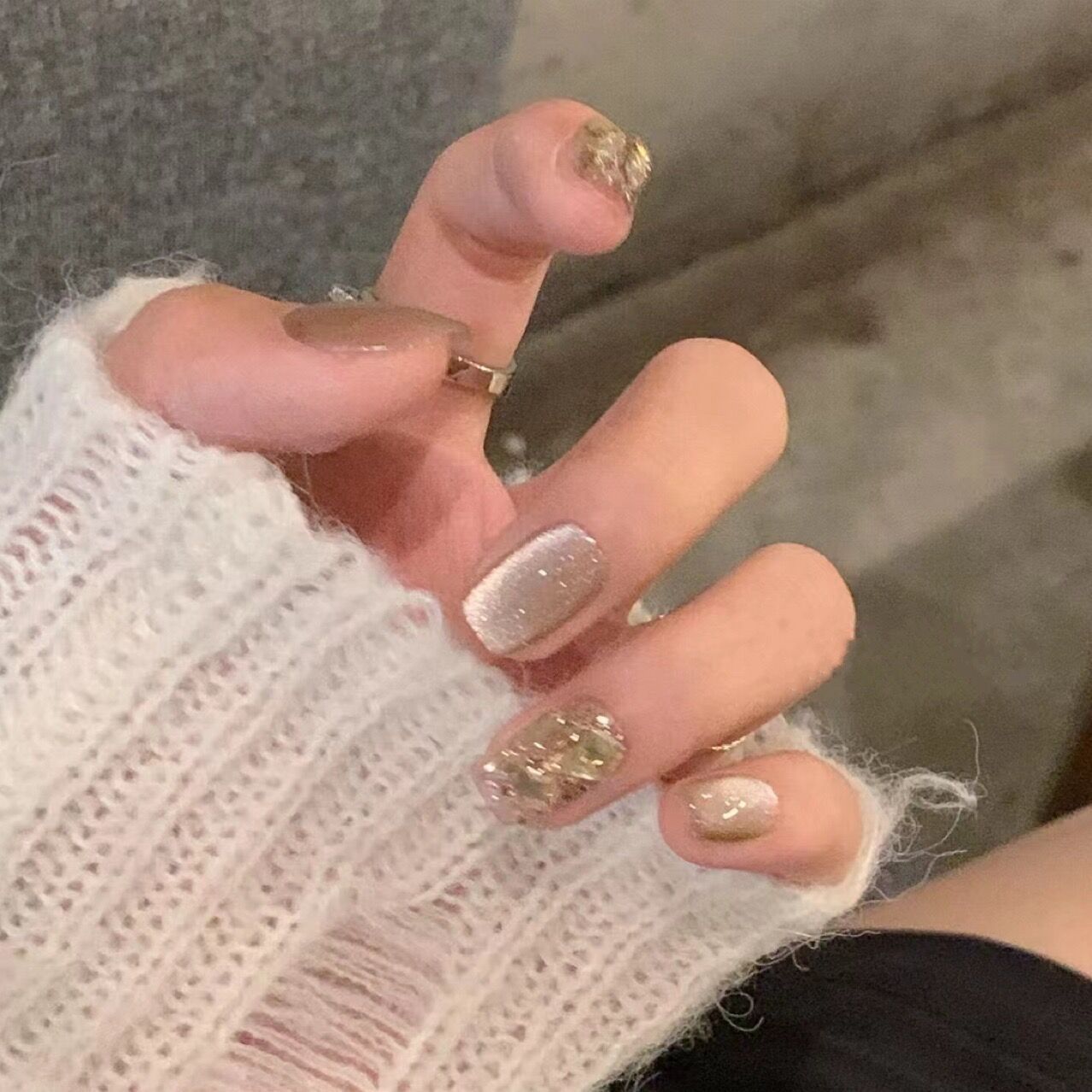 Artificial nail set with elegant glitter pattern and golden accents Acalora
