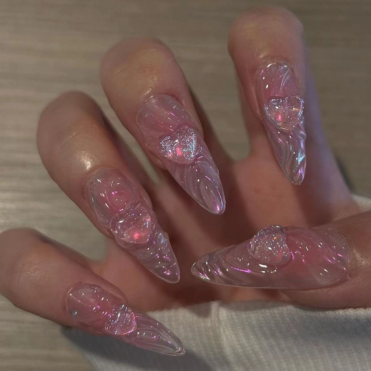 Artificial nail set with 3D heart decorations and shimmering accents Acalora