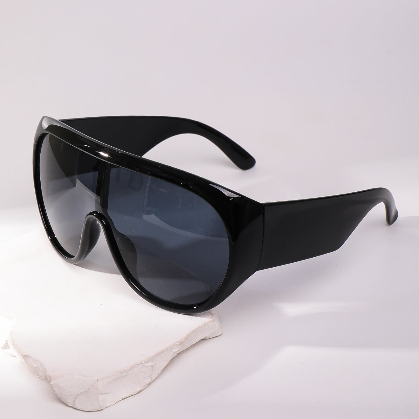 Women's oversized sunglasses in a modern design with UV protection Bowlift