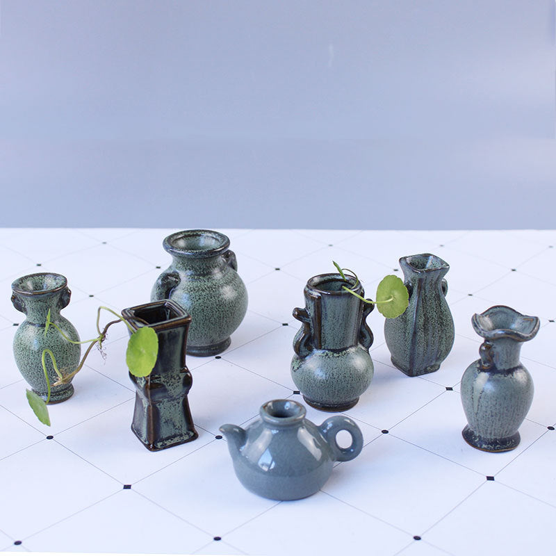 Elegant ceramic vase with artistic design Acalora