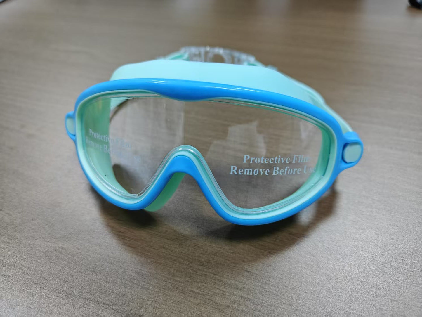 Swimming mask with wide field of vision and UV protection Bowlift