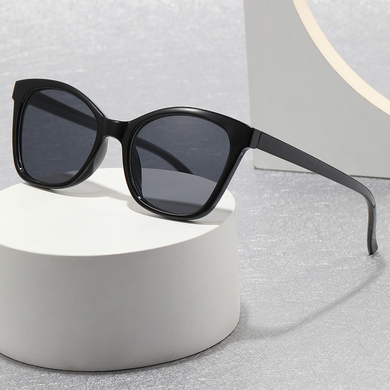 Women’s elegant sunglasses in a modern cat-eye style Bowlift
