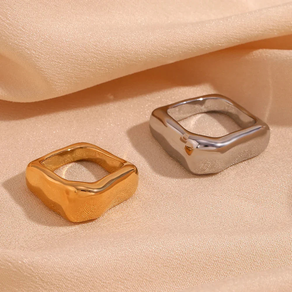 BowLift | 18k Textured Square Ring