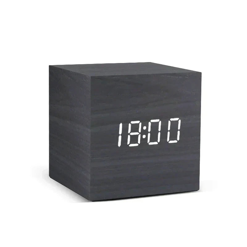 Wooden LED clock with temperature display, digital time display and minimalist design – perfect for bedroom and office