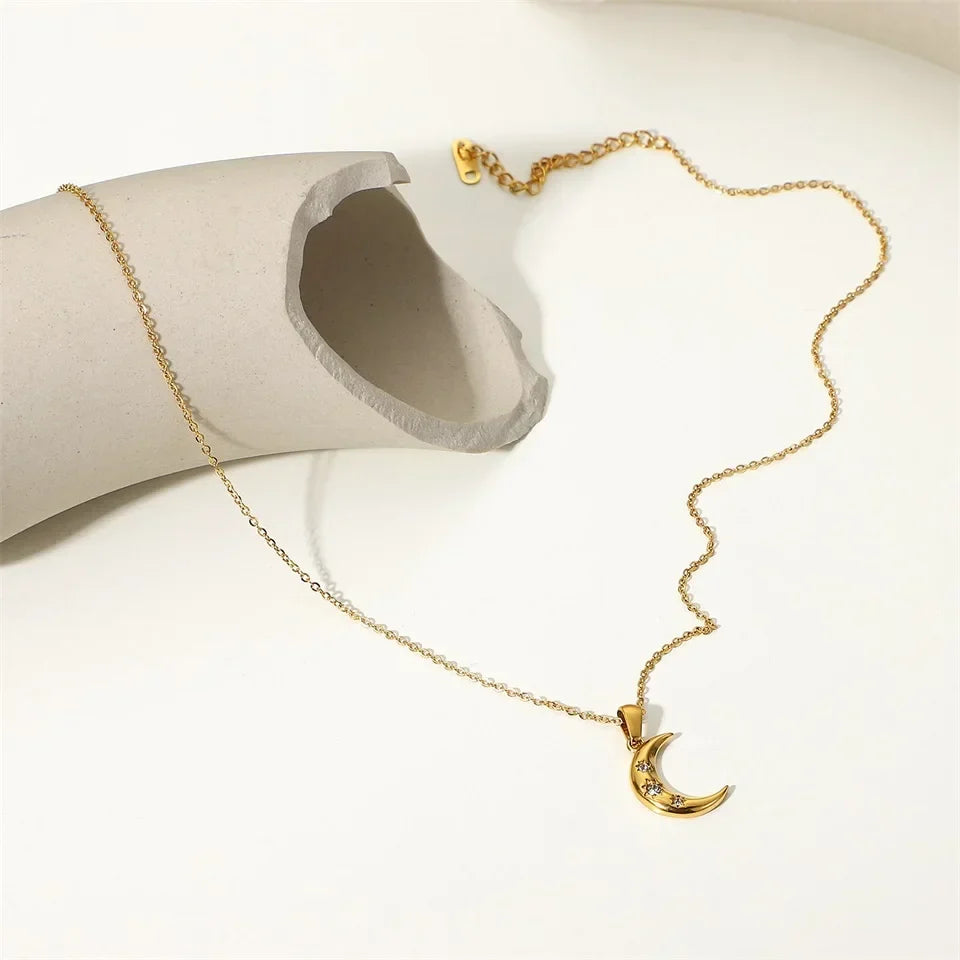 Skanto | 18k Diamond Adorned Crescent Moon Necklace