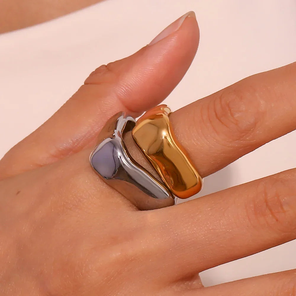 BowLift | 18k Textured Square Ring