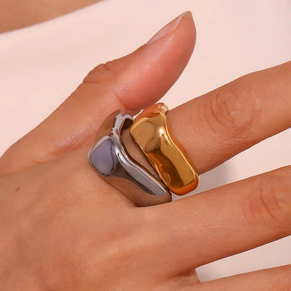 BowLift | 18k Textured Square Ring
