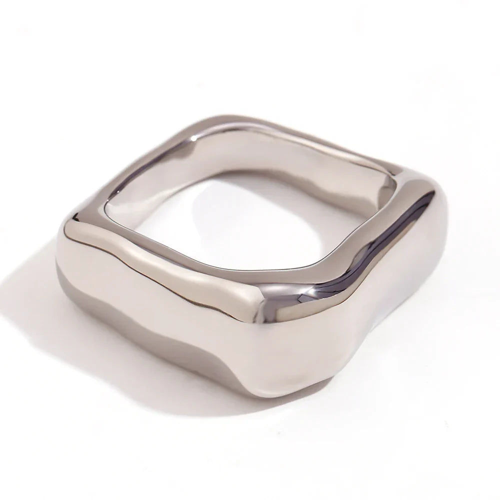 BowLift | 18k Textured Square Ring