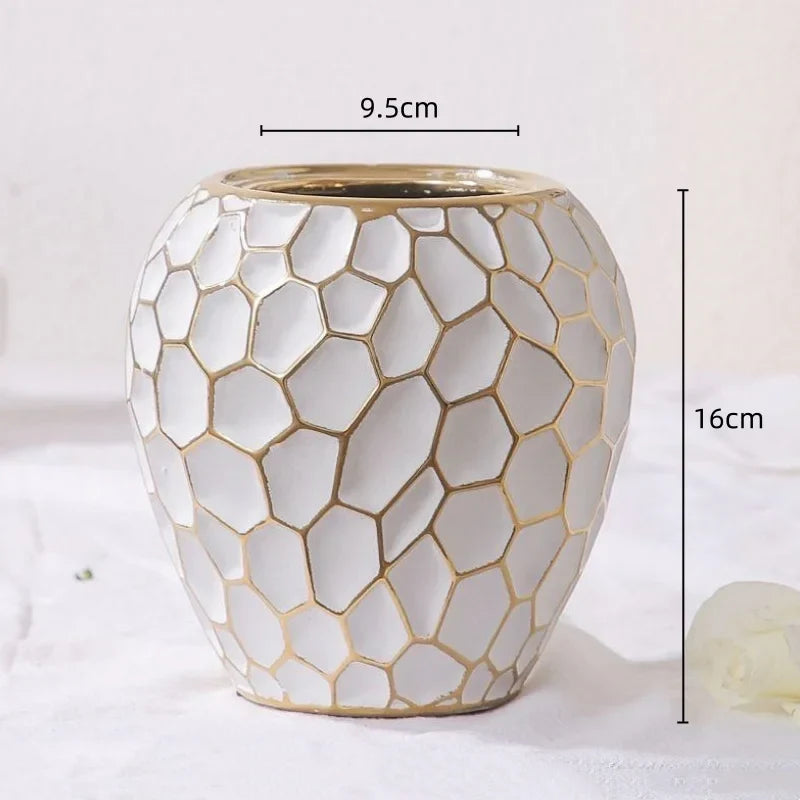 BowLift | Elegant ceramic vase with a gold accent