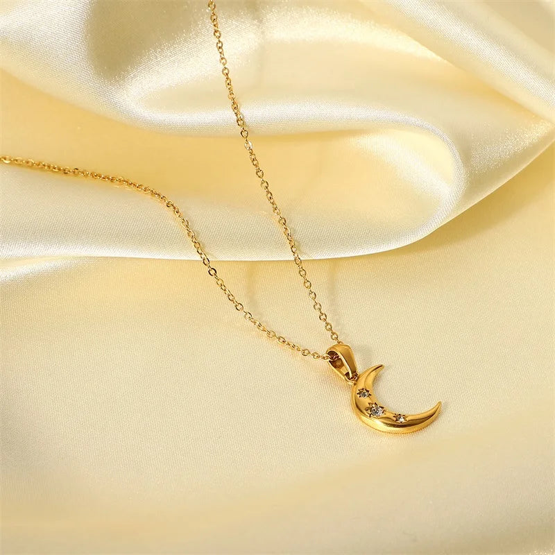Skanto | 18k Diamond Adorned Crescent Moon Necklace