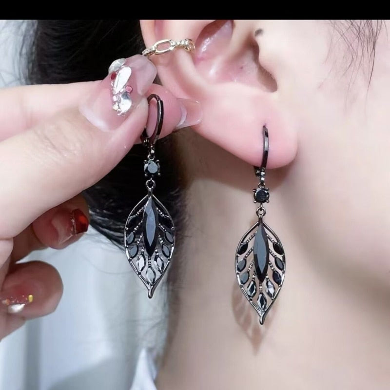 Skanto | Leaf Shiny Zircon Earring
