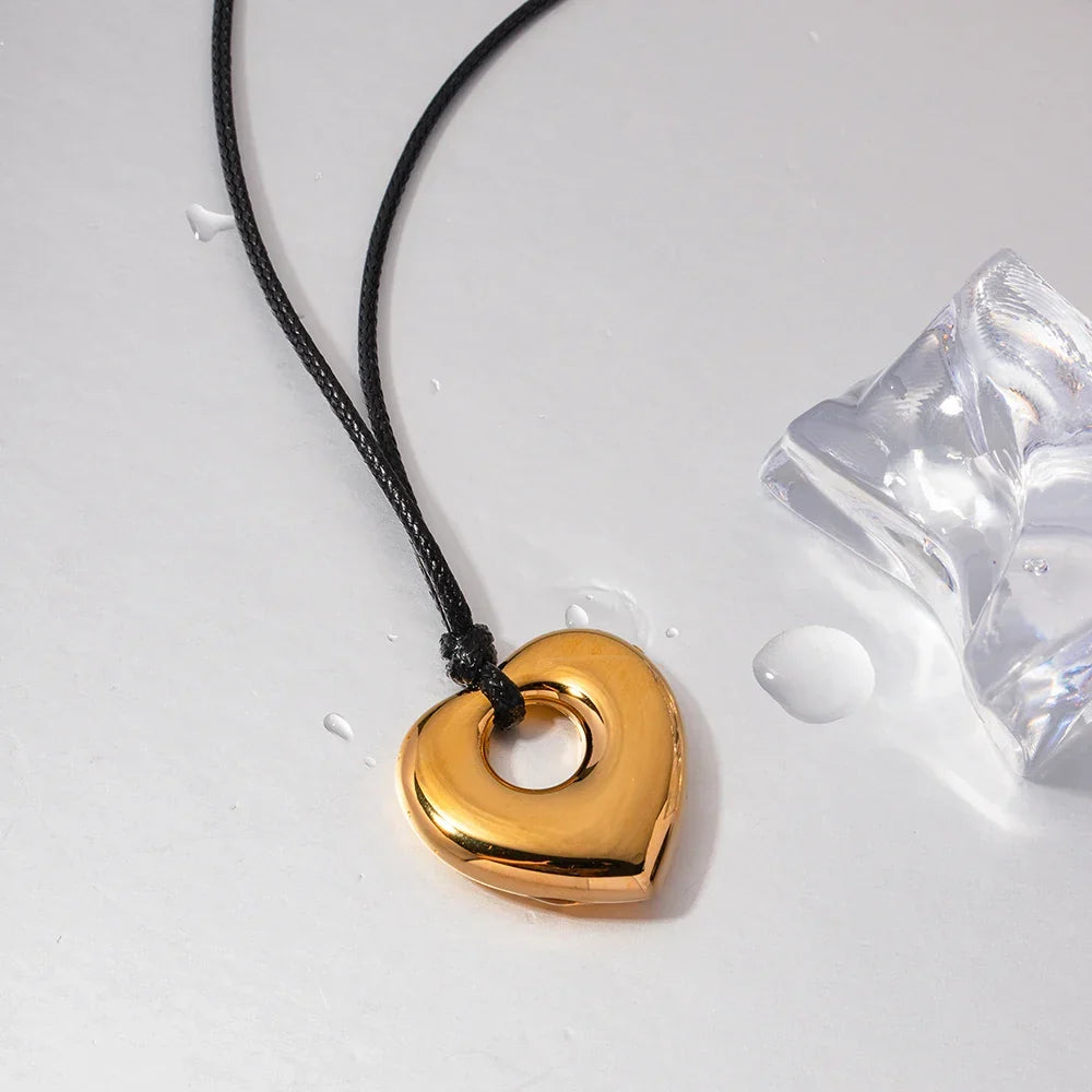 Skanto | Vintage Heart Leather Necklace