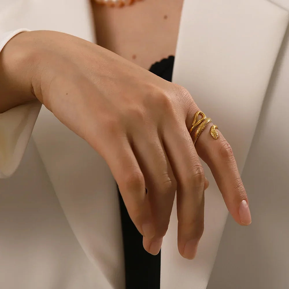 BowLift | Adjustable Spiraling Snake Ring