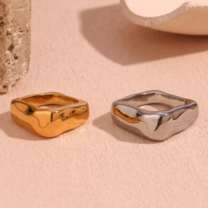BowLift | 18k Textured Square Ring