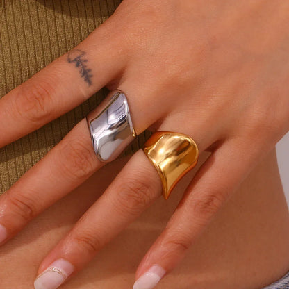 BowLift | 18k Wide Waves Classy Ring