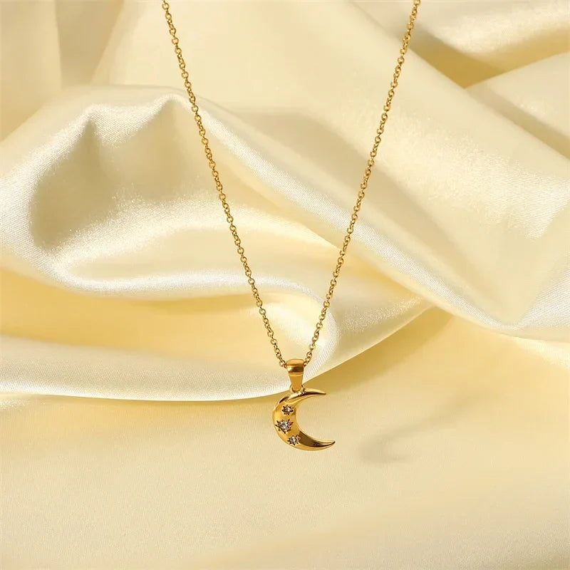 Skanto | 18k Diamond Adorned Crescent Moon Necklace
