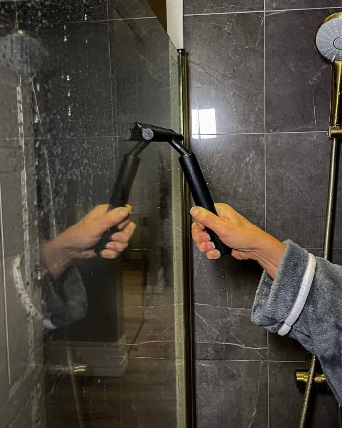 BowLift | Telescopic shower squeegee for glass & floor without bending down