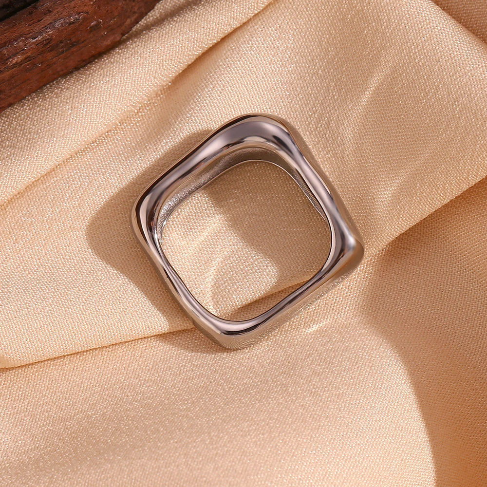 BowLift | 18k Textured Square Ring