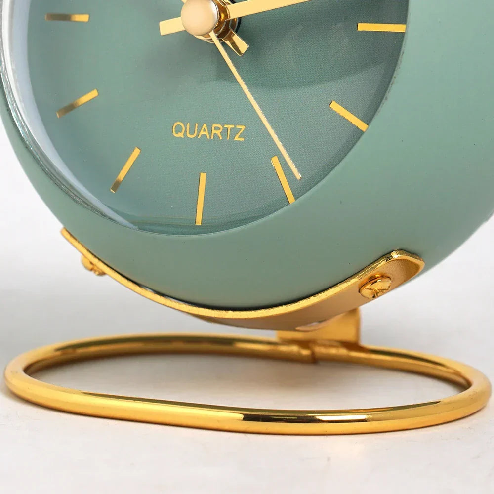 Minimalist Scandinavian table clock with silent quartz movement | Karnz