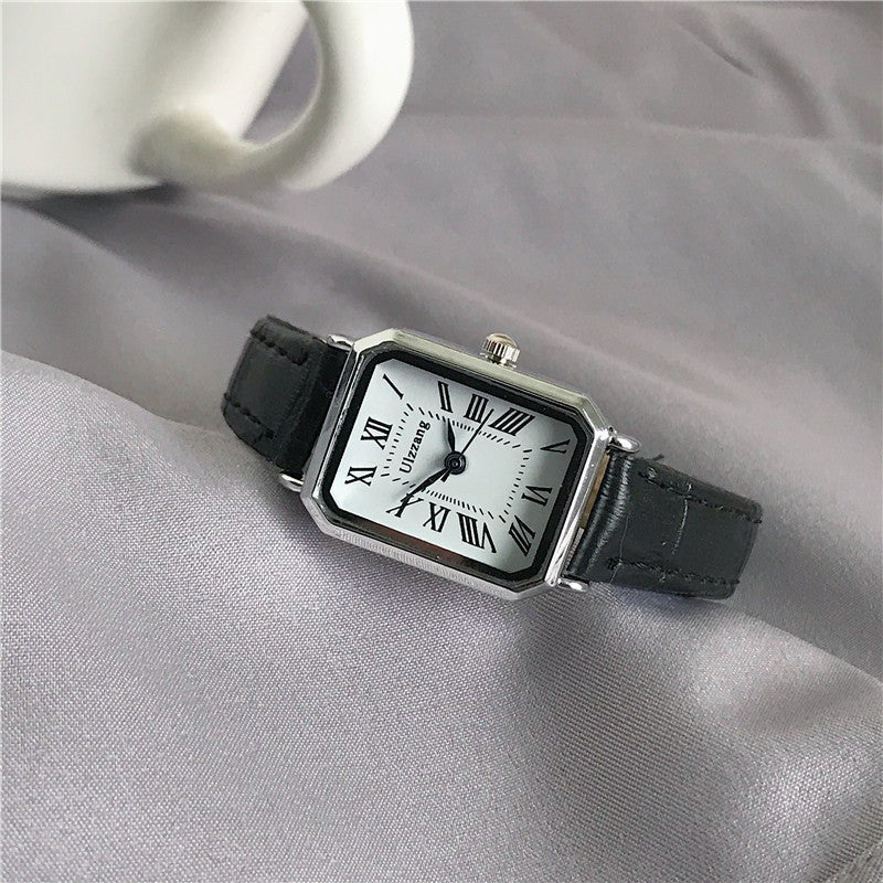 Women's retro watch with leather strap