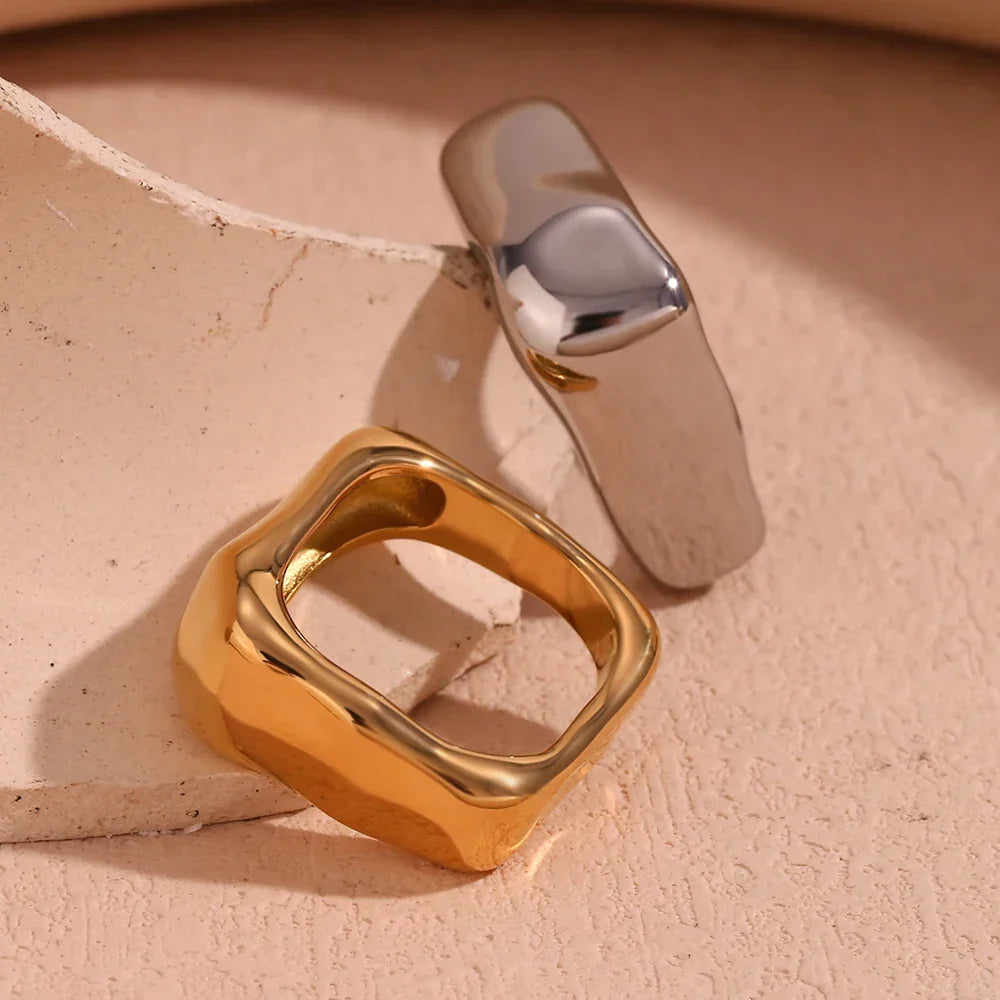 BowLift | 18k Textured Square Ring