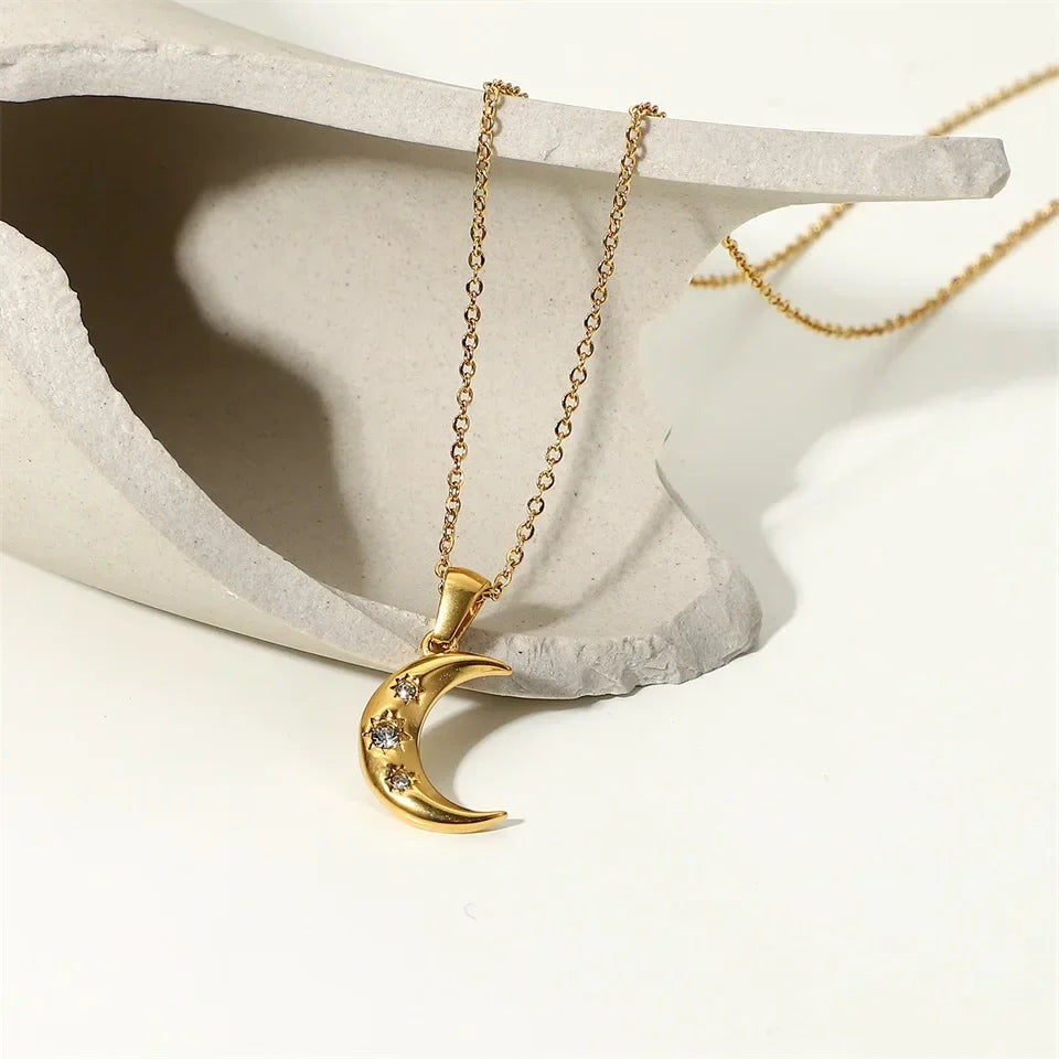 Skanto | 18k Diamond Adorned Crescent Moon Necklace