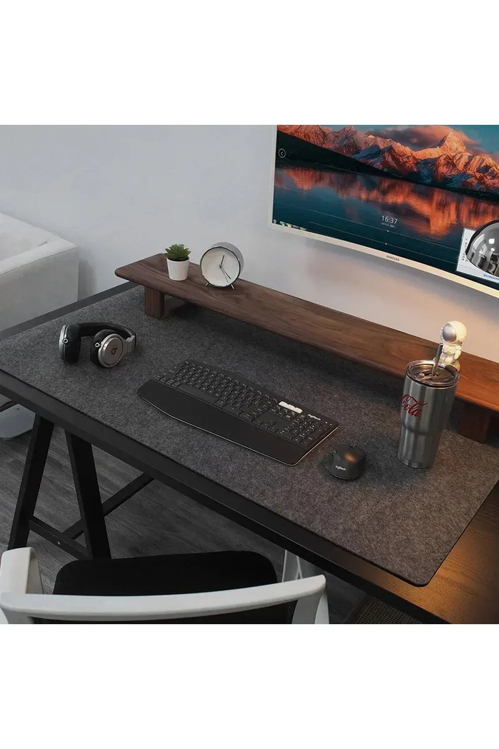 Desk pad made of soft wool felt