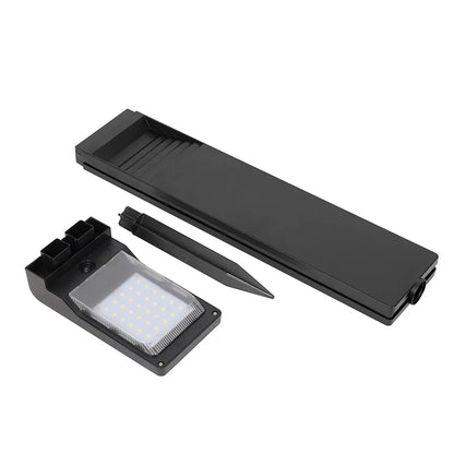 Set aus rechteckiger Solarlampe mit Erdspieß, zerlegt auf weißem Hintergrund