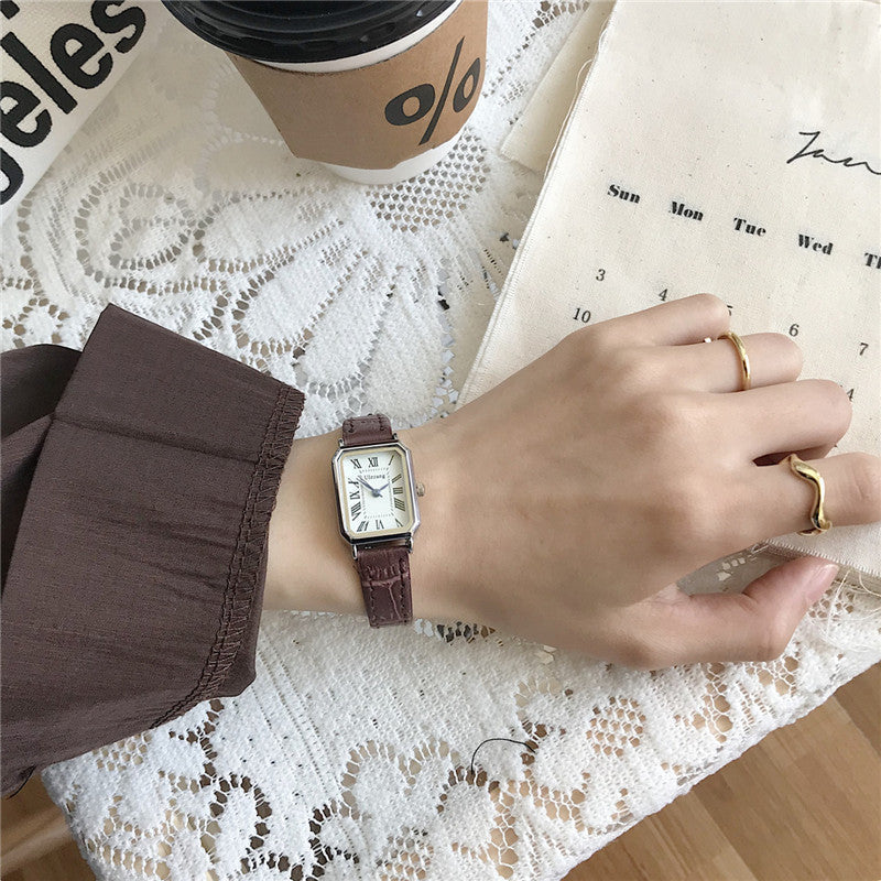 Women's retro watch with leather strap